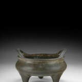 A LARGE DATED BRONZE TRIPOD CENSER AND STAND - Foto 3