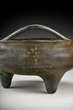 A LARGE DATED BRONZE TRIPOD CENSER AND STAND - Foto 5