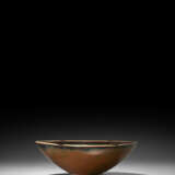 A RARE DING PERSIMMON-GLAZED HEXAFOIL BOWL - Foto 4