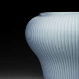 AN EXTREMELY RARE CLAIR-DE-LUNE-GLAZED `HUNDRED RIB’ JAR, GUAN - Foto 2