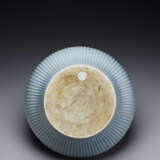AN EXTREMELY RARE CLAIR-DE-LUNE-GLAZED `HUNDRED RIB’ JAR, GUAN - Foto 3