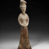 A PAINTED POTTERY FIGURE OF A COURT LADY - photo 1