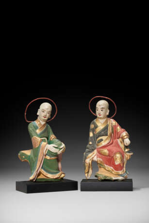 A PAIR OF POLYCHROME AND GILT-DECORATED STUCCO FIGURES OF LUOHAN - фото 1