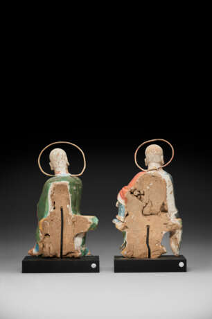 A PAIR OF POLYCHROME AND GILT-DECORATED STUCCO FIGURES OF LUOHAN - фото 2