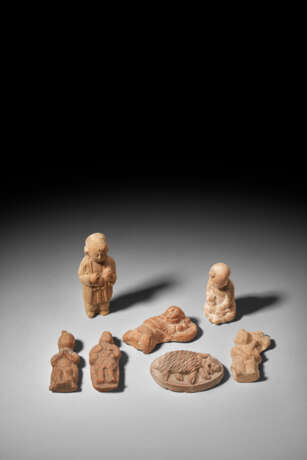 A GROUP OF SEVEN MINIATURE POTTERY FIGURES - фото 1