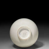 A GLAZED WHITE PORCELAIN PEAR-SHAPED VASE, YUHUCHUNPING - фото 2