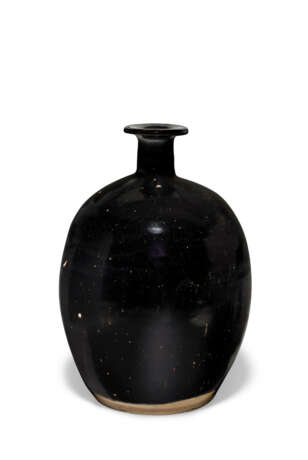 A LARGE RUSSET-MOTTLED BLACK-GLAZED VASE - фото 1
