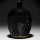 A LARGE RUSSET-MOTTLED BLACK-GLAZED VASE - фото 2