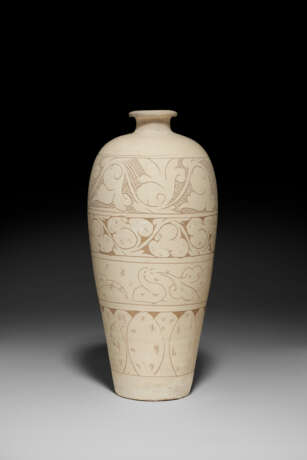 A CARVED CIZHOU SGRAFIATTO VASE, MEIPING - фото 1