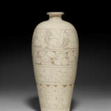 A CARVED CIZHOU SGRAFIATTO VASE, MEIPING - photo 1