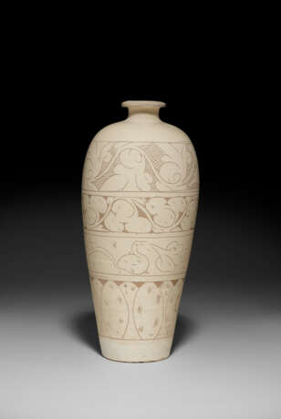 A CARVED CIZHOU SGRAFIATTO VASE, MEIPING - фото 2