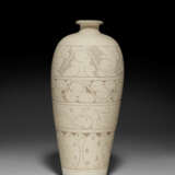 A CARVED CIZHOU SGRAFIATTO VASE, MEIPING - фото 2
