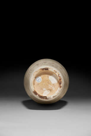 A CARVED CIZHOU SGRAFIATTO VASE, MEIPING - photo 3