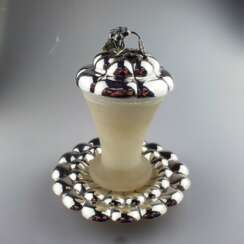 Biedermeier-Glasbecher mit floralem Zierdeckel und Untersatz aus Silber