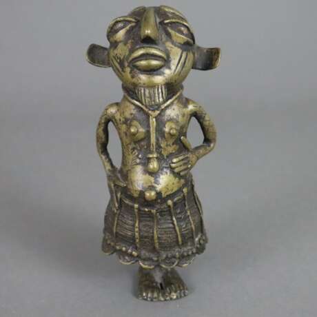 Stehende Figur -wohl Benin, Bronze, teils braun patiniert, kleine Figur mit markanten stark überzeichneten Gesichtszügen, rückseitige Öse, H. ca. 17 cm, Gewicht ca. 650g - Foto 1