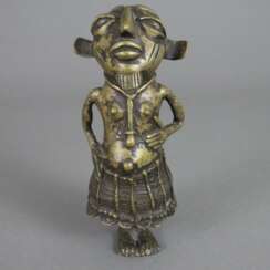 Stehende Figur -wohl Benin, Bronze, teils braun patiniert, kleine Figur mit markanten stark überzeichneten Gesichtszügen, rückseitige Öse, H. ca. 17 cm, Gewicht ca. 650g