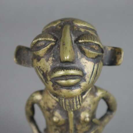Stehende Figur -wohl Benin, Bronze, teils braun patiniert, kleine Figur mit markanten stark überzeichneten Gesichtszügen, rückseitige Öse, H. ca. 17 cm, Gewicht ca. 650g - Foto 2