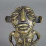 Stehende Figur -wohl Benin, Bronze, teils braun patiniert, kleine Figur mit markanten stark überzeichneten Gesichtszügen, rückseitige Öse, H. ca. 17 cm, Gewicht ca. 650g - photo 2