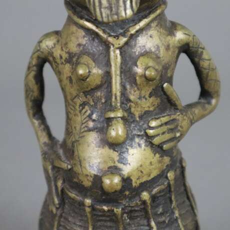 Stehende Figur -wohl Benin, Bronze, teils braun patiniert, kleine Figur mit markanten stark überzeichneten Gesichtszügen, rückseitige Öse, H. ca. 17 cm, Gewicht ca. 650g - photo 3