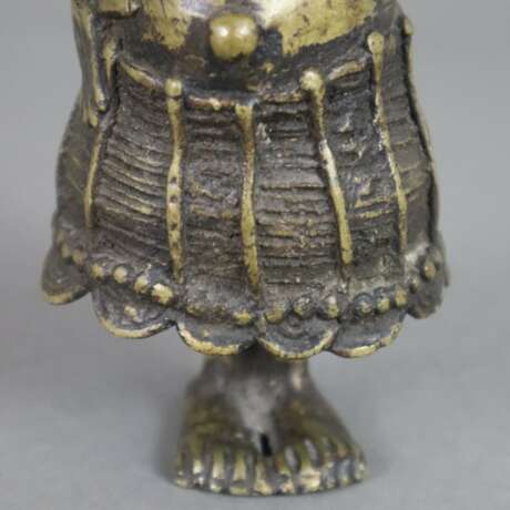 Stehende Figur -wohl Benin, Bronze, teils braun patiniert, kleine Figur mit markanten stark überzeichneten Gesichtszügen, rückseitige Öse, H. ca. 17 cm, Gewicht ca. 650g - фото 4