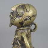 Stehende Figur -wohl Benin, Bronze, teils braun patiniert, kleine Figur mit markanten stark überzeichneten Gesichtszügen, rückseitige Öse, H. ca. 17 cm, Gewicht ca. 650g - photo 5