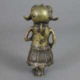 Stehende Figur -wohl Benin, Bronze, teils braun patiniert, kleine Figur mit markanten stark überzeichneten Gesichtszügen, rückseitige Öse, H. ca. 17 cm, Gewicht ca. 650g - фото 6