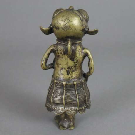 Stehende Figur -wohl Benin, Bronze, teils braun patiniert, kleine Figur mit markanten stark überzeichneten Gesichtszügen, rückseitige Öse, H. ca. 17 cm, Gewicht ca. 650g - Foto 6