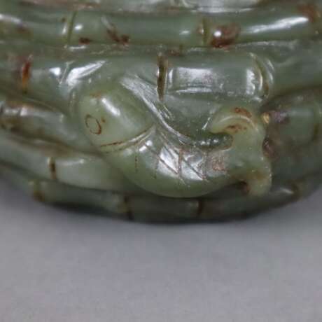 Jadeschale -China, grüne Jade mit braunen Zonen, naturalistische Schnitzarbeit in Korbform, seitlich zwei Fischmotive, H.ca.4,2 cm/Dm.ca.11cm, leichte Abnutzung, ca.441 g - Foto 4