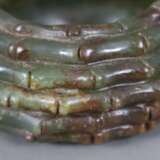 Jadeschale -China, grüne Jade mit braunen Zonen, naturalistische Schnitzarbeit in Korbform, seitlich zwei Fischmotive, H.ca.4,2 cm/Dm.ca.11cm, leichte Abnutzung, ca.441 g - фото 6