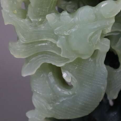 Jadeskulptur mit Drachenmotiven - фото 4