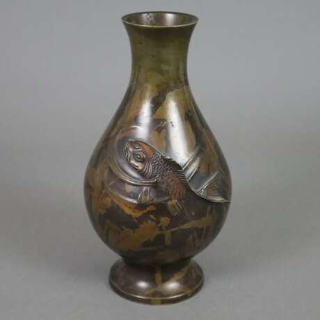 Vase mit Fischrelief - фото 1