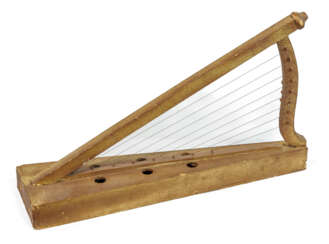 KLEINES MODELL EINER HARFE