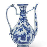AN UNUSUAL BLUE AND WHITE PEAR-SHAPED EWER - фото 1
