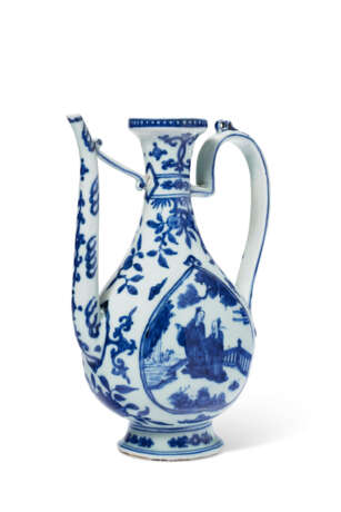 AN UNUSUAL BLUE AND WHITE PEAR-SHAPED EWER - фото 3