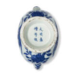 AN UNUSUAL BLUE AND WHITE PEAR-SHAPED EWER - photo 4