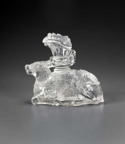A VERY RARE AND FINELY CARVED ROCK CRYSTAL `STAG AND GONG` GROUP - фото 1