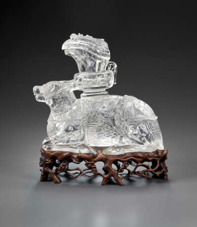 A VERY RARE AND FINELY CARVED ROCK CRYSTAL `STAG AND GONG` GROUP - Foto 4