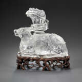 A VERY RARE AND FINELY CARVED ROCK CRYSTAL `STAG AND GONG` GROUP - Foto 4