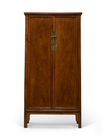 A VERY RARE HUANGHUALI SLOPING-STILE CABINET - фото 2