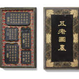 A SET OF FIVE `FIVE ELDERS` INKCAKES WITHIN A FITTED BOX - Foto 3