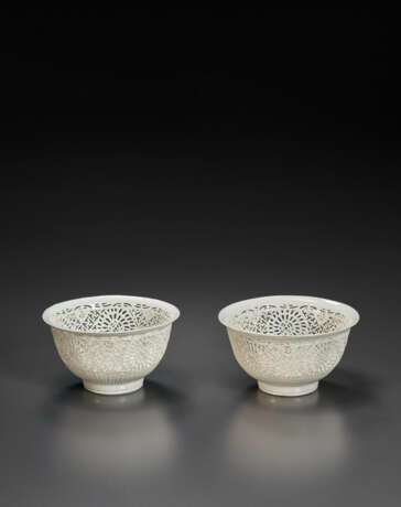 A RARE PAIR OF RETICULATED WHITE BOWLS - photo 1