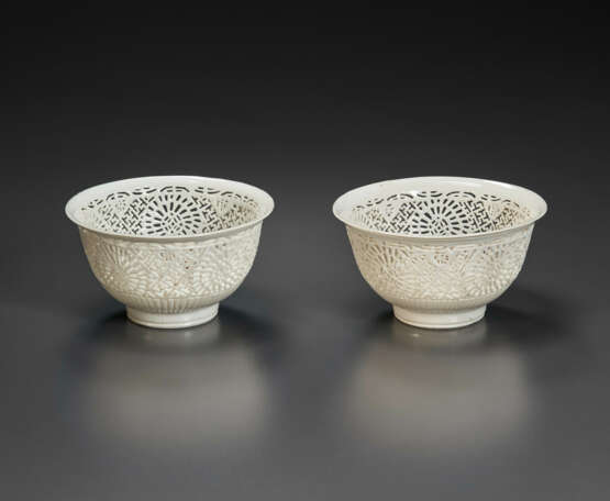 A RARE PAIR OF RETICULATED WHITE BOWLS - фото 2