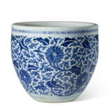 A LARGE BLUE AND WHITE FISH BOWL - Foto 1