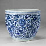 A LARGE BLUE AND WHITE FISH BOWL - Foto 2