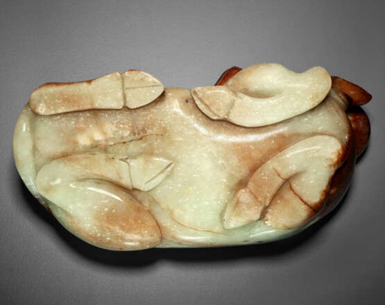 A GREEN AND BROWN JADE FIGURE OF A RECUMBENT BUFFALO - фото 3