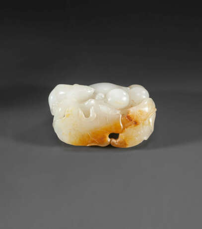A SMALL WHITE AND RUSSET JADE `SQUIRREL AND GRAPES` PENDANT - фото 1