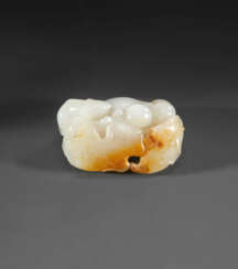 A SMALL WHITE AND RUSSET JADE &#39;SQUIRREL AND GRAPES&#39; PENDANT