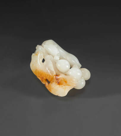 A SMALL WHITE AND RUSSET JADE `SQUIRREL AND GRAPES` PENDANT - Foto 2