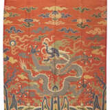 A LARGE RED-GROUND BROCADE `DRAGON` PANEL - фото 1