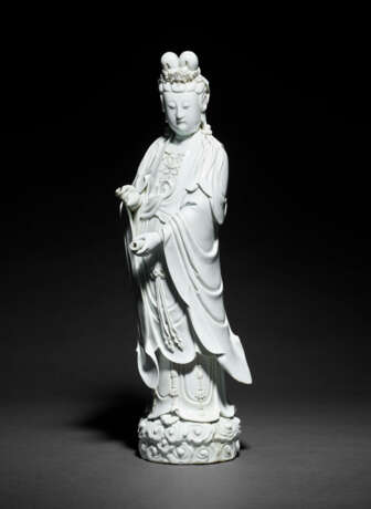 A LARGE DEHUA FIGURE OF GUANYIN - фото 2